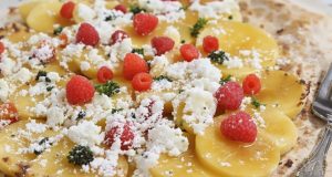 Rinfresca le tue serate: scopri il carpaccio d’ananas con sciroppo di vaniglia fatto in casa!