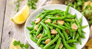 Scopri come preparare in 5 minuti i tuoi pois gourmands saltati all’aglio: un contorno croccante da non perdere!