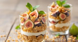 Scopri come preparare in 5 minuti le irresistibili verrine di fichi e speculoos: un dolce da non perdere!