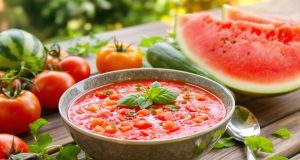 Scopri come una zuppa fredda di pomodoro e anguria può rinfrescarti fino a settembre!