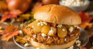 Scopri il burger autunnale che sorprende: pollo croccante, pere caramellate e formaggio blu!