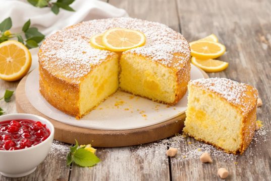 Scopri il cake al limone ultra soffice: il segreto per un dessert che conquista al primo morso!