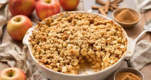 Scopri il segreto del crumble di mele e cannella pronto in 10 minuti: irresistibile e facile!