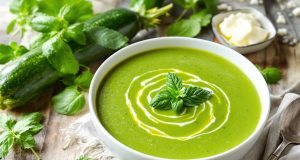 Scopri il segreto della nonna per una zuppa fredda di zucchine che conquisterà tutti!