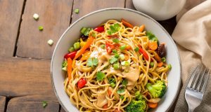 Scopri il segreto delle nouilles sautées: la tua ricetta di salsa di arachidi fatta in casa!