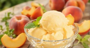 Scopri il segreto per un sorbetto di pesche fresco fatto in casa senza gelatiera: delizia estiva da non perdere!