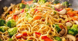 Scopri il wok di noodles croccanti: pronto in soli 15 minuti e irresistibile!
