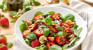 Scopri la freschezza sorprendente: insalata di fragole con basilico e aceto balsamico da non perdere!