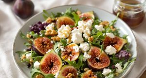 Scopri la magia delle figue: la mia insalata tiepida con caprino e miele che conquisterà il tuo palato!