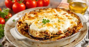 Scopri la moussaka leggera: l’irresistibile versione con melanzane e yogurt che non ti aspetti!