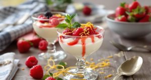 Scopri la panna cotta al yogurt e coulis: il dolce fresco che conquisterà il tuo palato!