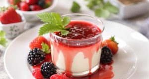 Scopri la panna cotta alla vaniglia con coulis di frutti rossi: un dessert che ti lascerà senza parole!