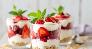 Scopri la ricetta ultra veloce delle verrine con fragole, mascarpone e biscotti sbriciolati che conquisterà i tuoi ospiti!