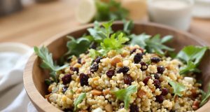 Scopri la saladissima: quinoa, uvetta e noci croccanti in 15 minuti! Non perdere questa ricetta!