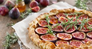Torta rustica fichi e rosmarino: scopri il segreto della dolcezza estiva che non puoi perdere!